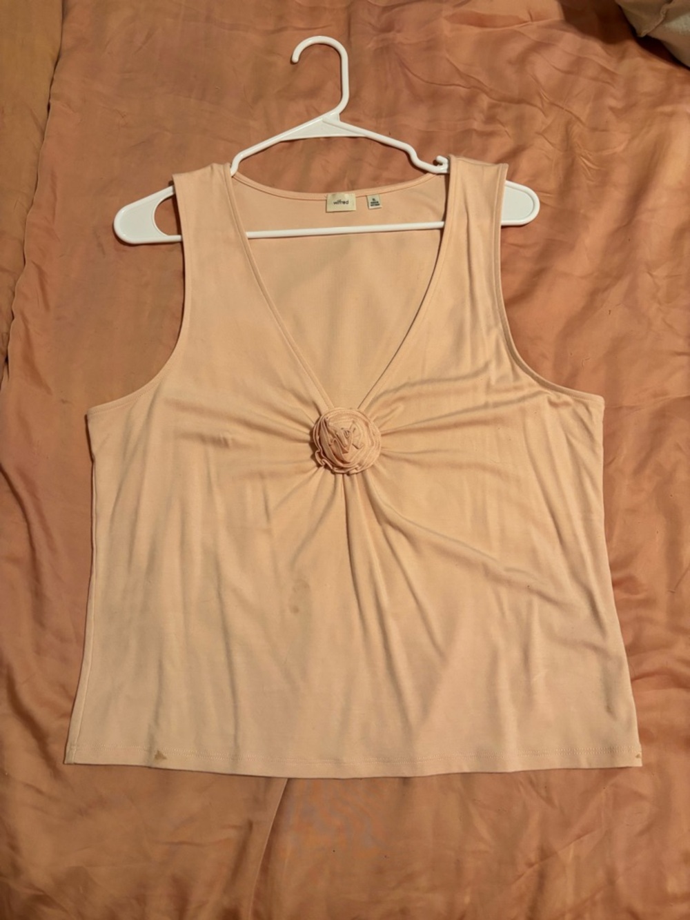 Aritizia Sleeveless V-Neck Rosette Accent Tank Top - Pale Peach/baby pink
